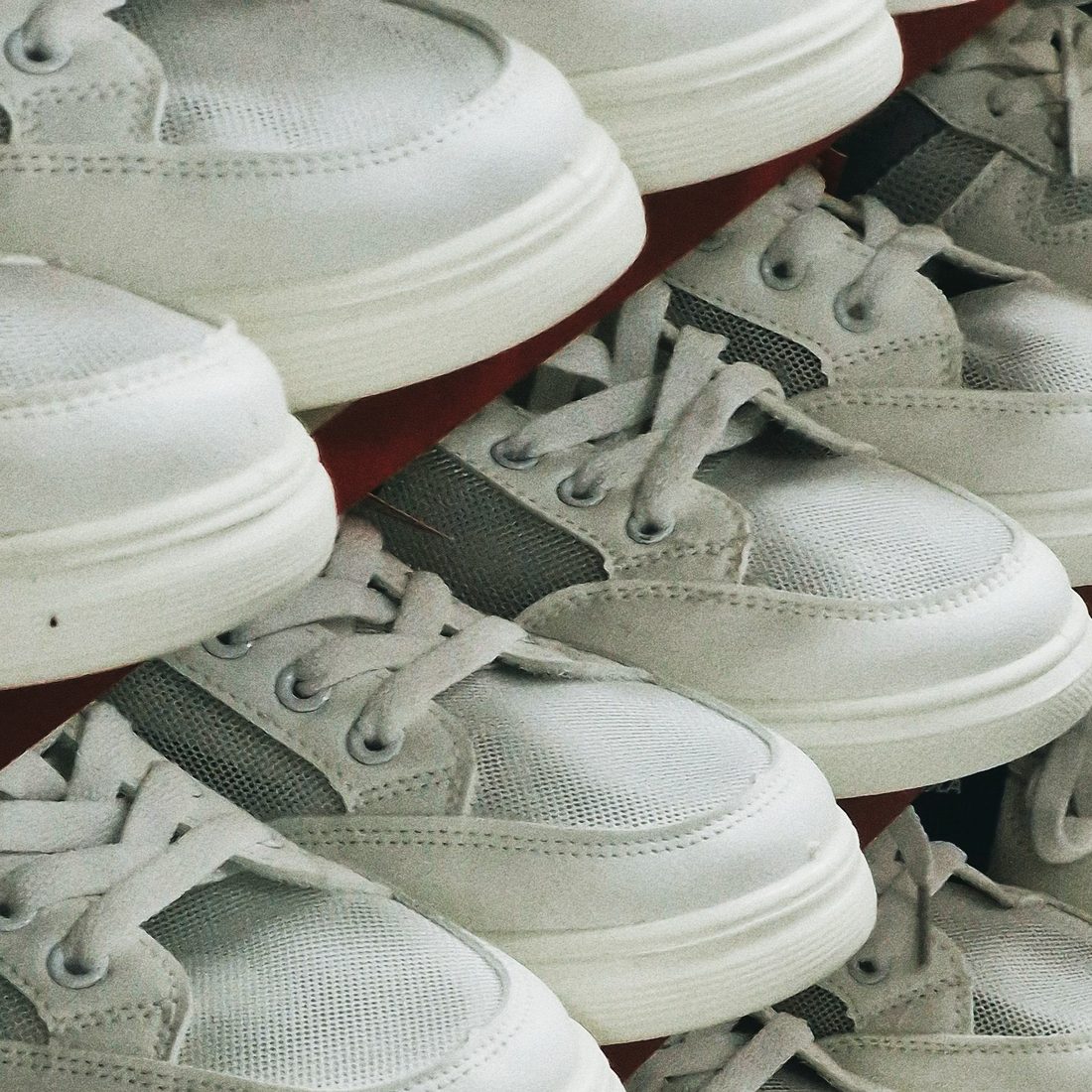Sneakers en préparation logistique